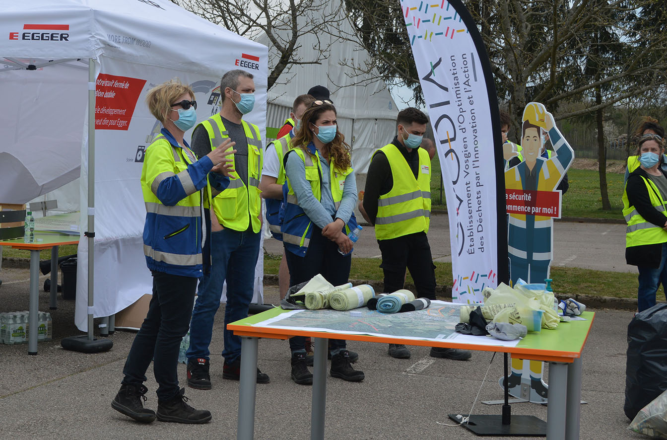 Les encadrants du Groupe EGGER ont indiqué comment les déchets étaient triés et collectés au sein de l’usine de Rambervillers dans le cadre de la clean walk.